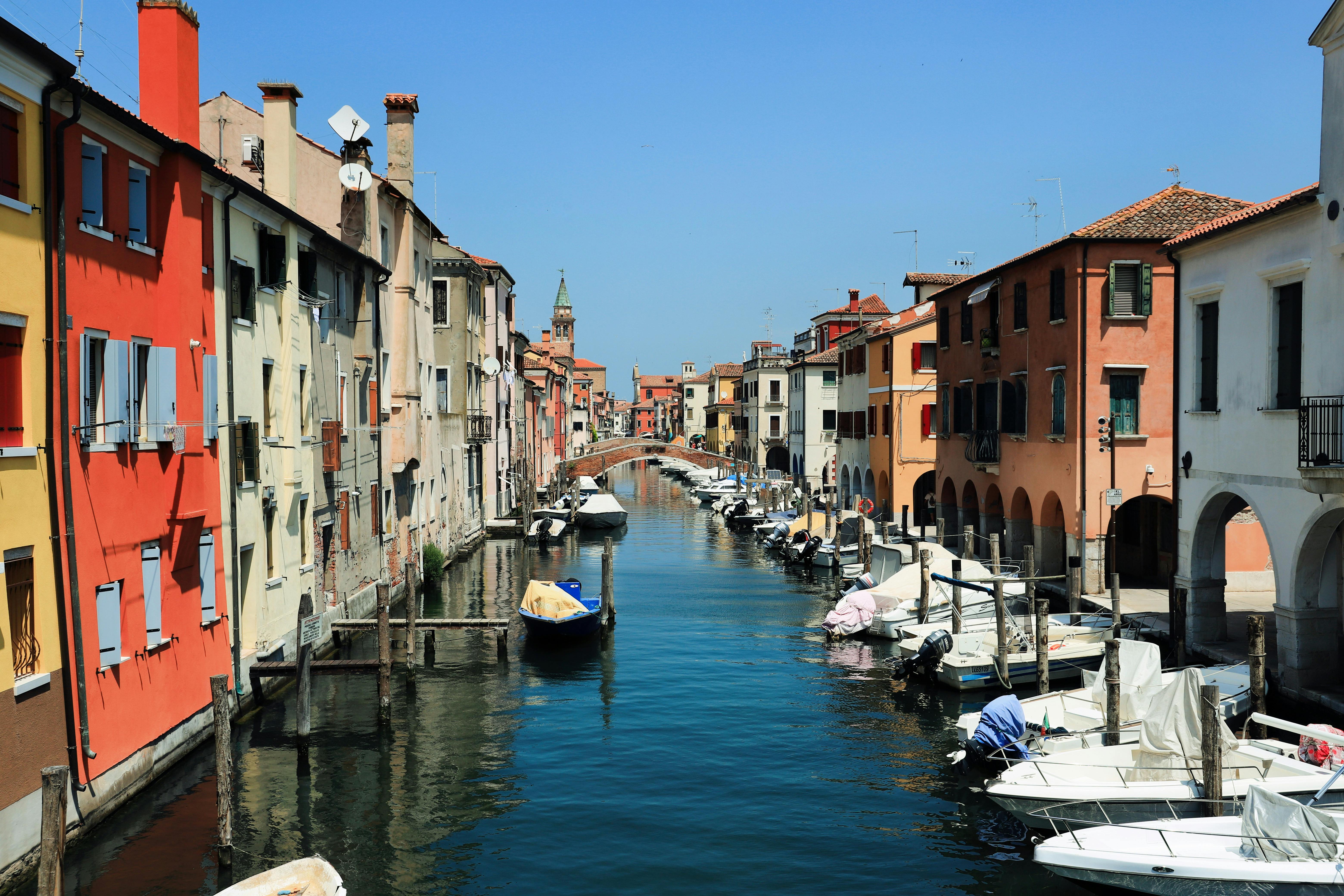 Houseboat charter from Italy on inland waterways